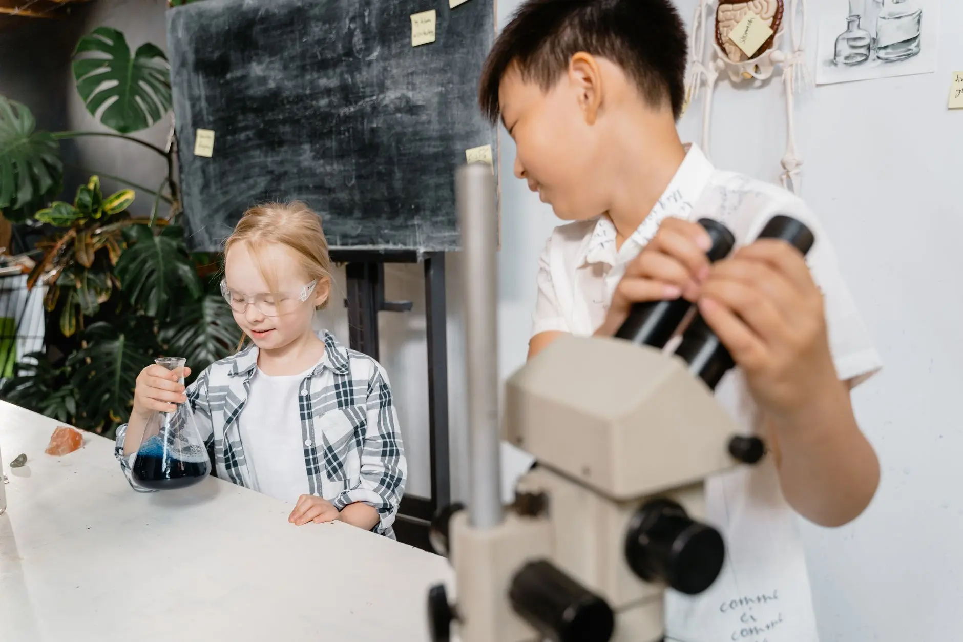 西安舞蹈培训与美术培训课程对比：不同艺术方向的教学重点与选择建议